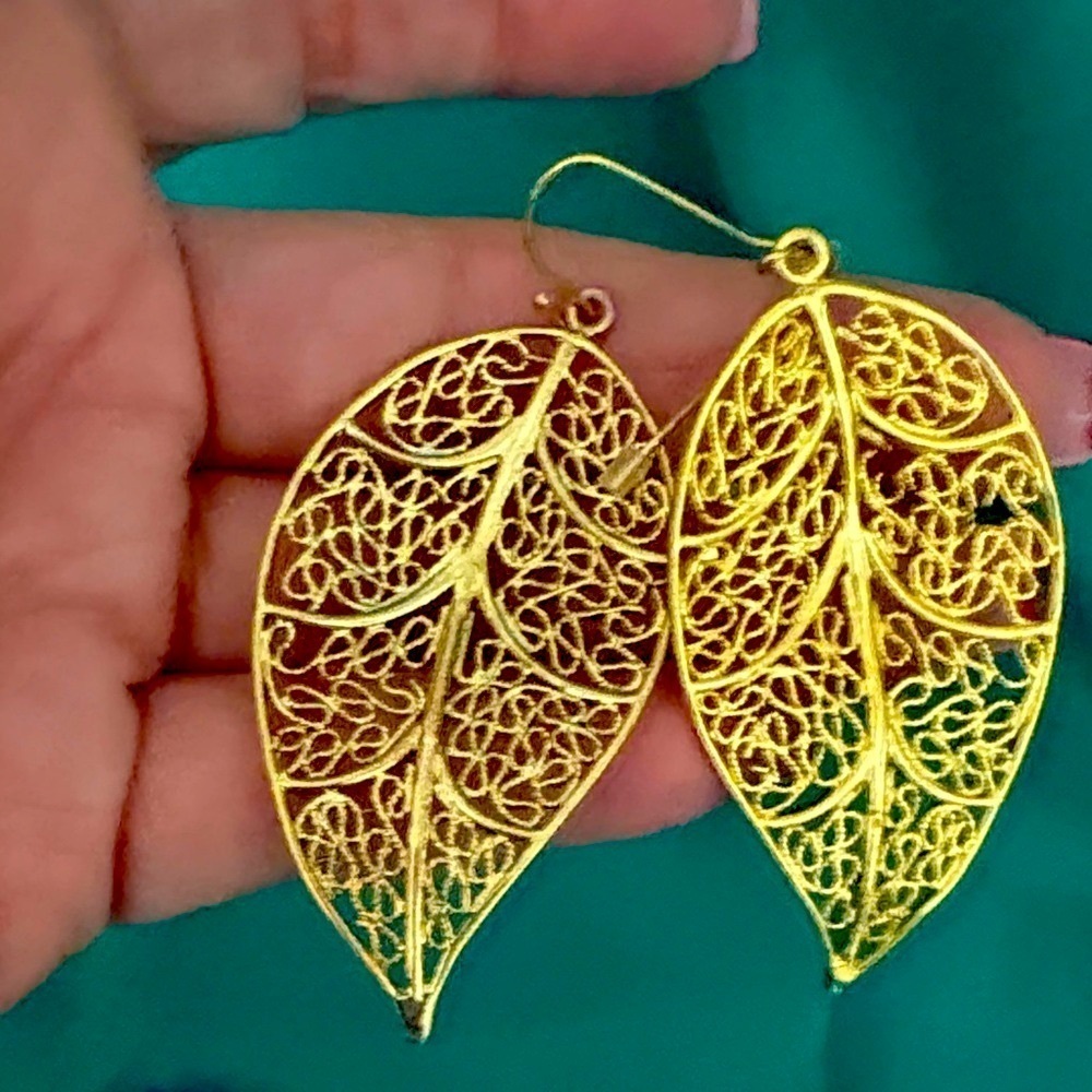 Avon Golden Gold Tone Rose Accent Leaf Dangle Earrings 2007 in box - Picture 5 of 6